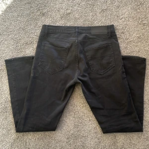 Svarta Tiger of Sweden jeans - Riktigt stilrena och snygga Tiger of Sweden jeans i modellen ”Pistolero”. Storlek 29/30. Skick 10/10, Inga defekter eller tecken på användning. Nypris ca 1700kr, skriv gärna vid minsta fråga eller fundering! Pris kan diskuteras!
