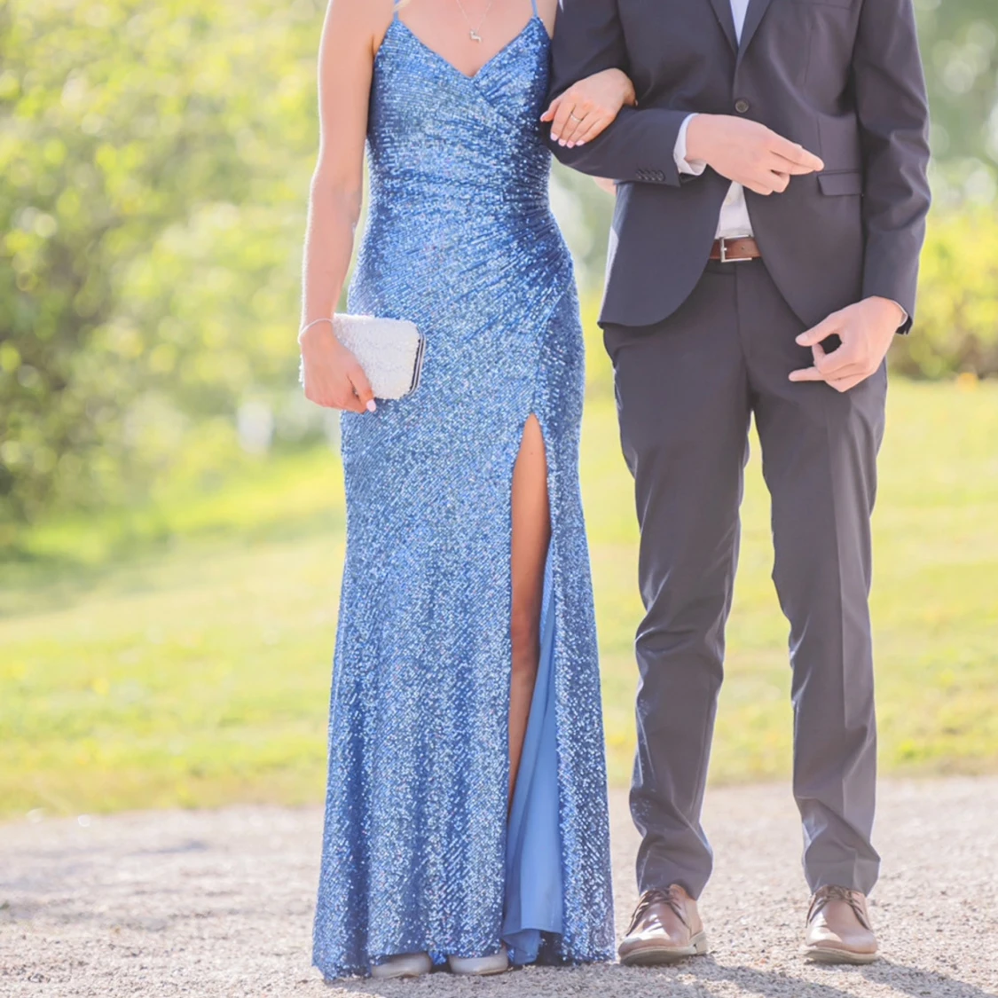 Blå glittrig balklänning