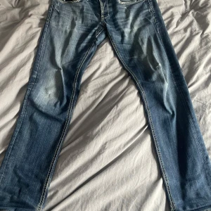 Dondup George - Snygga blå jeans från Dondup. Jeansen är storlek 36 och är i modellen George. Dem är i väldigt bra skick med tanke på hur mycket dem använts. Skriv ifall det finns fler frågor😁