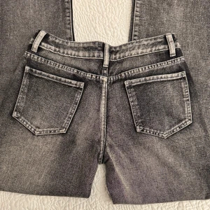 Grå jeans med vintage-look - Snygga grå jeans med en cool vintage-tvätt. De sitter rakt/baggy och är i storlek 36. Helt oanvända då de är för små för mig. 