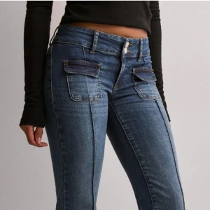 Blå jeans pocket jeans från Nelly  - Snygga blå jeans med låg midja och bootcut-stil. De har fickdetaljer framtill och klassiska bakfickor. Perfekta för en trendig look. Köpta för 699kr. Inte jätte använda