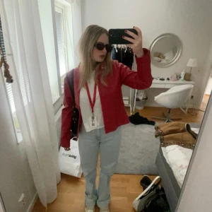 Röd skinnjacka - Röd skinnjacka  Älskar!!!!!! 250kr plus frakt❤️