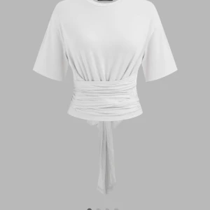 Vit topp med knytband - Snygg vit topp med korta ärmar och ett knytband i midjan. Materialet är jätte mjukt och skönt,Perfekt för en stilren look. 💗