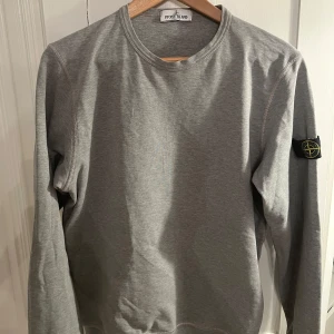 Stone Island tröja - Snygg grå tröja från Stone Island Junior.Inga skador på tröjan eller liknadnade använde några gångare senast 1 år sedan tvättas innan frakt och märket ingår.Junior är bara en size och den passar nästan alla storlekar i 160-180.                          Priset går även att pröjsa därför jag sätter på lite högre.Köpte den för 2000kr