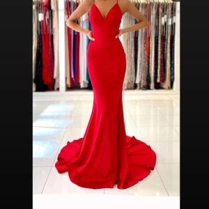 Röd långklänning från Dressroom Linné - Vacker röd långklänning i otrolig kvalité😍😍 den perfekta balklänningen eller för andra speciella tillfällen. Endast använd en gång❤️❤️❤️ Nypris 4500kr