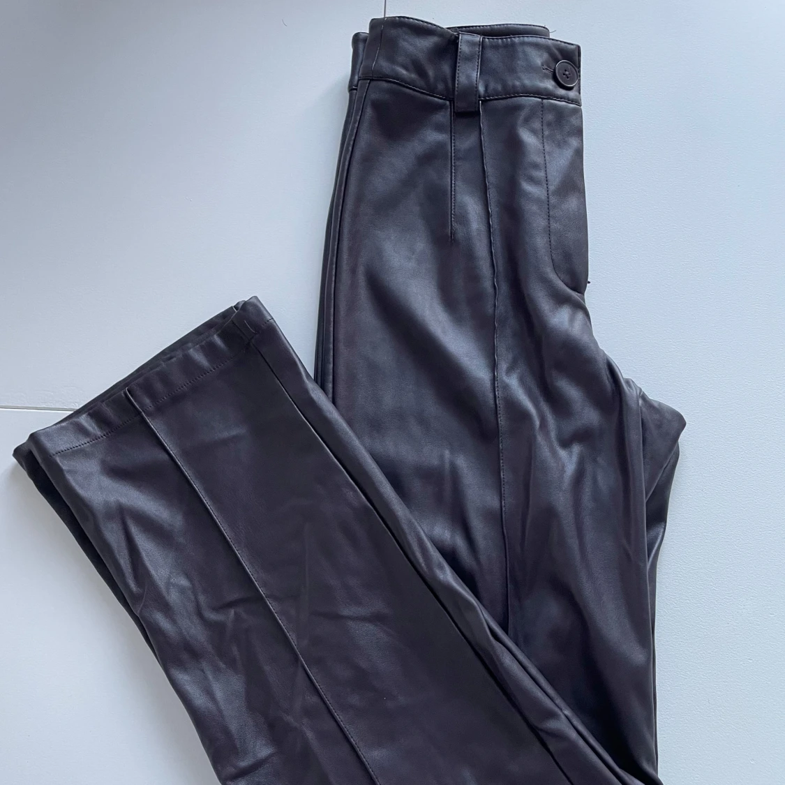 Mörklila skinnbyxor med pressveck  - 91