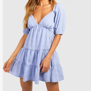 Blå sommarklänning - Säljer denna superfina blå klänningen, slutsåld från boohoo, perfekt till sommaren eller som festklänning. Passar mig med storlek 38 men skulle säga att den är åt det mindre hållet och mer är storlek 36/34. Aldrig använd, skriv om du har frågor!💕