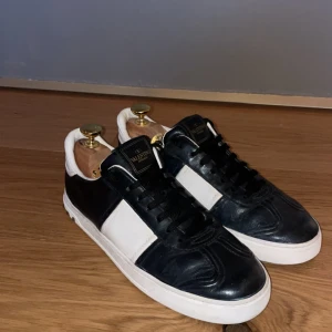 Valentino flycrews  - Hej, säljer nu dessa valentino flycrew i strl 38 kan nog passa 39 också dock! Pris kan diskuteras vid snabbt köp (!OBS! Bara skorna ingår)
