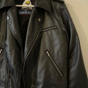 Skinn jacka  - En vintage skinnjacka med tryck / brodering på ryggen samt ena ärmen. Fint skick, har tyvärr inte kommit mycket till användning. Kan absolut diskutera priset😊