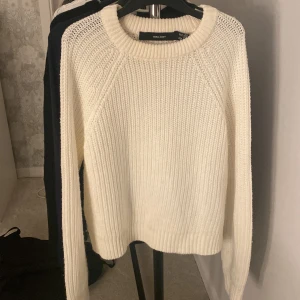 Ribbad stickad tröja - Säljer denna supermysiga stickade tröjan ifrån vero Moda, använder den ej så därför säljer jag! Hör av er vid fler frågor💕💕