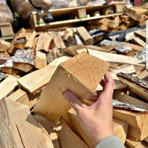 ved torkad till 600kr/m3 - Ved av högsta kvalitet: Välj effektivitet och hållbarhet.   Dra nytta av vår ved av högsta kvalitet, som torkats i över 3 år för att säkerställa att den är torr, hård och redo för optimal förbränning. Perfekt för effektiv uppvärmning hela vintern!