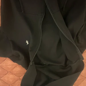 Polo - Storlek S polo tröja för liten på mig väldigt fin och skön dock säljer den pågrund av storleken.