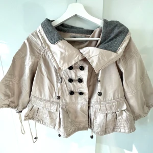 Beige/grå trekvartsärmd jacka med grå krage - Säljer en snygg beige trekvartärmd jacka med grå krage. Köpt secondhand och om du har några fler frågor är det bara att kontakta mig 🌸