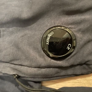 C.P company ZIP - Hej säljer en riktigt fet C.P company tröja nu som tyvärr är för liten för mig i storlek XS men passar nästan mig som vanligt vis har M-S  Helt okej skick  ÄKTA