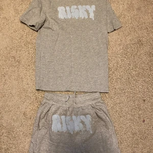 Risky tracksuit - Säljer mitt risky det för 400 kr. Om du vill köpa något av plaggen enskilt så skriv till mig privat. Skicket är 9/10 och nästan aldrig använt.
