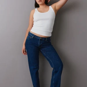 Low straight jeans - Snygga mörkblå jeans i straight fit. Str 34, sitter bra och är i väldigt bra skick!