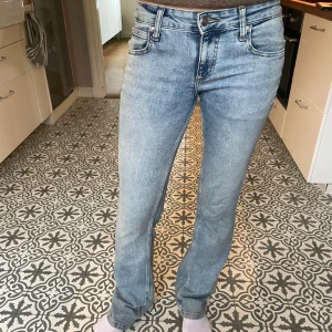 Snygga bootcut jeans!!! - Säljer dessa jätte snygga bootcut jeans från Lee!! Knappt använda så jätte fint skick, köptes för 1 199kr🩷🩷storleken är W 27 och L 33! Priset kan diskuteras
