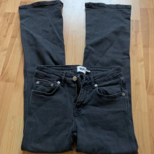 Svarta bootcut jeans från 157 - Säljer ett par svarta bootcut jeans från 157. De har en klassisk femficksdesign med knappar och dragkedja fram. Perfekta för en avslappnad men stilren look. Passar både till vardags och fest!