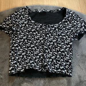 Blommig blus - Använd fåtal gånger, som i ny skick!