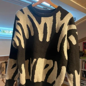 Vit svart tjocktröja - Väldigt bra skick, använd fåtal gånger