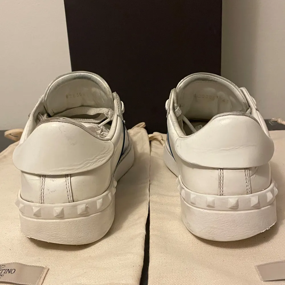 Tja, Säljer ett par snygga Valentino Open sneakers som har en snygg blå färg. Skorna är i riktigt bra skick// storlek 41 men passar 42, 42,5// medföljer dustbags, box, äkthetsbevis// kom med prisförslag priset ej hugget i sten!. Skor.