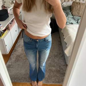 Så najs bootcut jeans i en jättenajs färg💙💙 Storlek S/M. Säljer för 250kr, mycket bra skick!! Tror dom är från Zara men inte helt säker. 