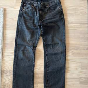 Mörkgrå levis jeans. Nästan aldrig använda. W32 L33 501