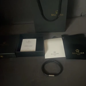 Armband - Ett armband från märket skultuna. Väldigt fint armbands märke i hög kvalite och aldrig använt. Osäker på storleken men skulle säga det passar dom flesta killarna som inte är alldeles för spinkiga 