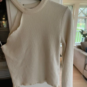 Topp zara - Säljer denna oneshoulder toppen från zara i toppskick. Hör av dig vid intresse eller frågor💗