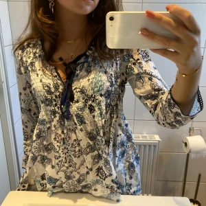 Odd Molly blus💓 - I jättebra skick! Står ingen storlek, men skulle säga att den passar en S🥰 Skriv för fler bilder & pris kan alltid diskuteras 💕