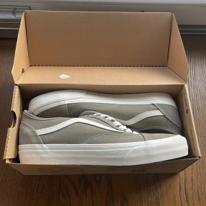 Vans skor - Säljer nu dessa helt nya vans skor som aldrig kom till användning, hör av dig vid fler frågor.