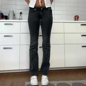 Lågmidjade bootcut jeans - Gråsvarta lågmidjade bootcutjeans från Levis🥰  Modellen low pitch boot i storlek 23 som passar som xs, innerbenslängd 82cm och midjemått 34cm rakt över💕 Nypris 1250kr, inga tecken på användning, pris kan diskuteras!! OBS inte mina bilder❤️