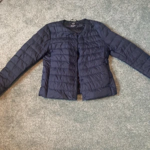 Uniqlo jacka - Jätte fin marinblå jacka i ny skick❤️skriv vid flera bilder! Säljer pga för liten❤️Ny pris 800kr