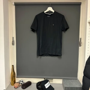 Svart t-shirt från EA7 - Säljer en stilren svart t-shirt från EA7. Storlek M. Bra skick 👍