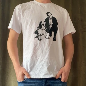 Ulf Kristersson - t-shirt - Tja! Säljer denna snygga Uffe tirsha då jag inte använder den! Endast använd en gång så i princip nyskick. Storleken är L men sitter mer som M!! Vid minsta fråga eller fundering hör av er 🤝