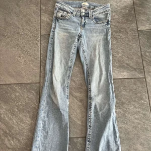 Ljusblå bootcut jeans från Gina Tricot - Säljer ett par ljusblå bootcut jeans från Gina Tricot i storlek 164. 