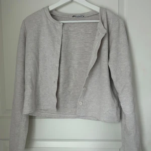 Beige kofta -Zara - Beige kofta med knappar från Zara, sparsamt använd! 🌸Storlek L men passar mer en s/m