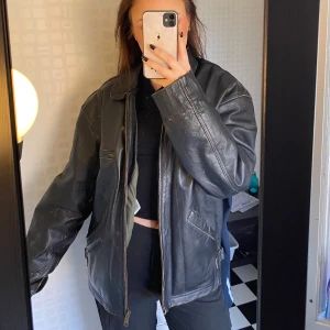 Läderjacka - Jacka i äkta läder. Strl S men sitter som en M. Bra skick