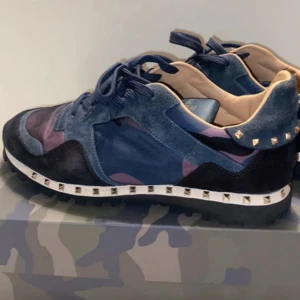Valentino Rockrunners - Valentino Rockrunners i Storlek 43. Perfekt sko nu inför hösten och vintern! Hör av er ifall ni vill ha äkthetsbevis