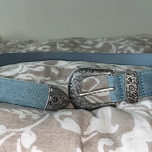 Jeans bälte  - Jeans bälte med detaljer, köpt från Pull&Bear. Den är i väldigt fin skick, har dock gjort två hål till i den då den va lite för stor på mig, men inte nånting som syns när man har på den.  Storleken är 85cm (alltså runt midjan) 