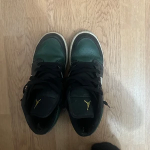 Jordan  - Jordan skor som tyvärr är för små, har defekter och där av priset 
