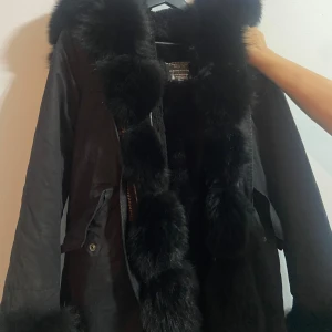 Vinterjacka - Vinterjacka köpt förra året, den är sjukt varm. Köpt för 4000. 