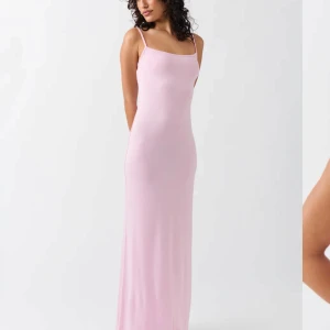 Soft touch maxi slip dress pink - Så fin rosa klänning från Gina Tricot 💘Aldrig använd endast testad, köpt för 300. pris kan diskuteras vid snabbt köp💗Tryck gärna på ”köp nu”