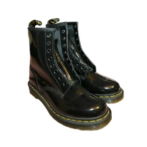 Dr. Martens  - Glossy Dr. Martens. Lite repiga, använda 3 gånger. Jag kan skicka fler bilder om det önskas.  Köpta för 1900kr. Priset går att diskuteras. OBS! Inga skosnören