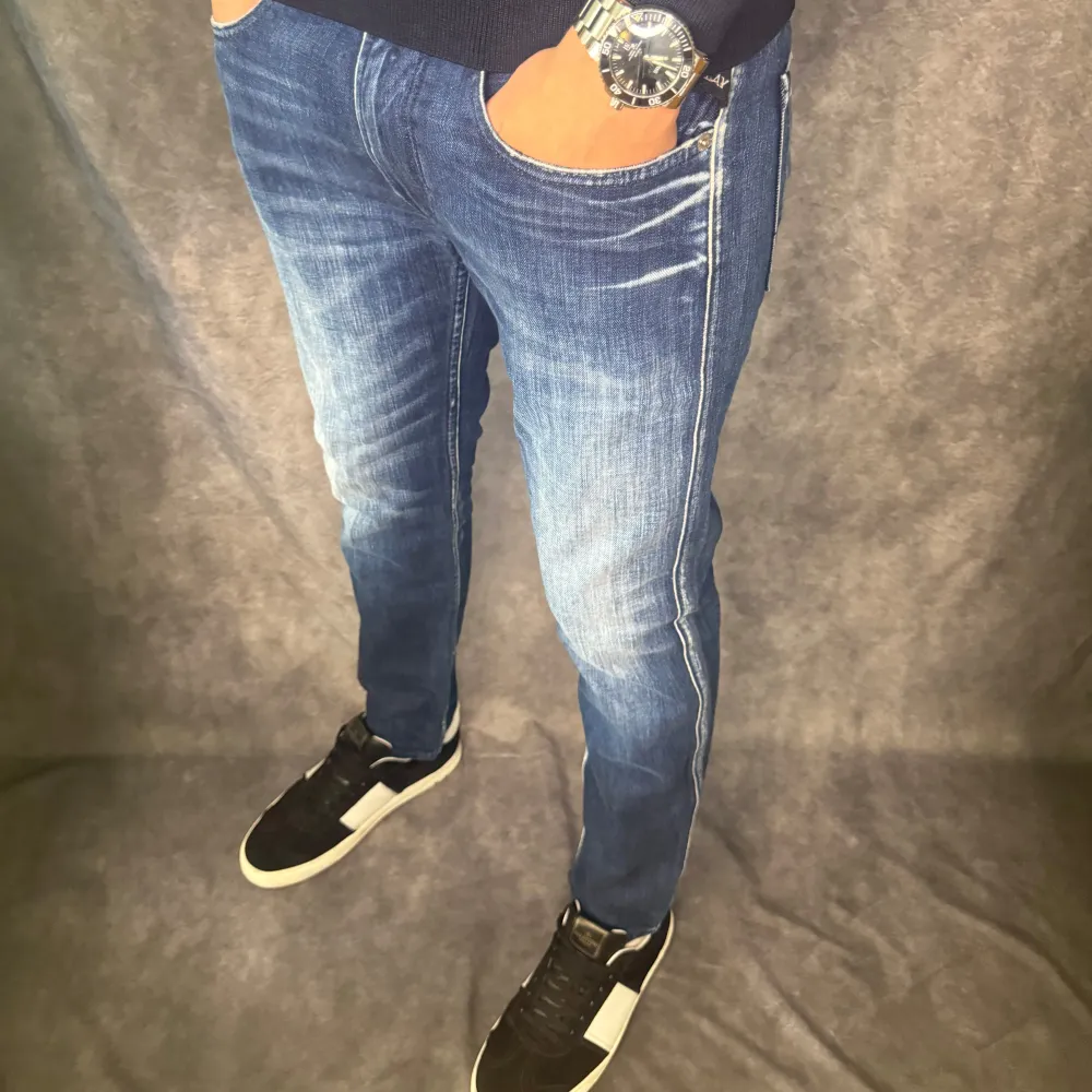 // Replay anbass jeans | Storlek W32/L30 | Benlängd: 99cm / Midja: 43cm | Nypris runt 1800kr | Kontakta för fler frågor eller funderingar // Deluxecloset. Jeans & Byxor.