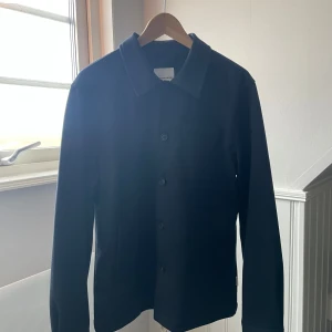 Lindbergh Overshirt  - Lindbergh Overshirt i fint skick som är köpt på en Wagner butik för 1299kr i storleken M och färgen Navy och kvitto medföljer såklart!