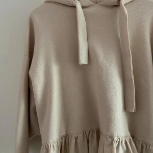 Jätte fin hoodie med volanger  - Super fin hopdie med volanger från Zara! Den är i jättefint skick💕