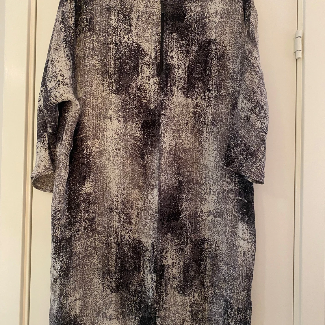 Beige/grå/svart kortare klänning i strl 40 från Part two - 90