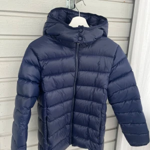 Ralph Lauren jacka - Marinblå Ralph Lauren jacka med avtagbar luva. Storlek 170 men passar mig som bär xs/s. Inga defekter mycket fint skick!🥰