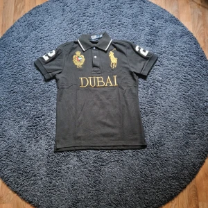 "Dubai" Polo Ralph Lauren - Aldrig använd 10/10 skick. Dm för mått eller vid andra frågor 